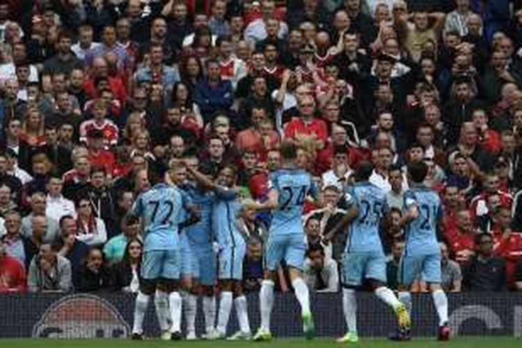 Para pemain Manchester City merayakan gol Kevin De Bruyne ke gawang Manchester United pada lanjutan Premier League di Stadion Old Trafford, Sabtu (10/9/2016).