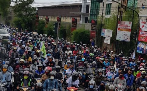 7,000 Workers Stage Protest Against New Jobs Law in Jakarta’s Industrial Area