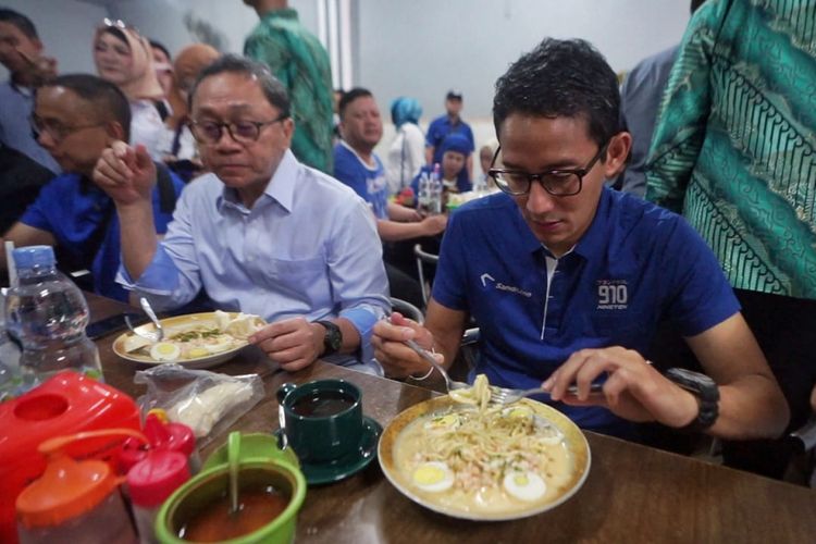 Sandiaga Uno dan Zulkifli Hasan saat mencicipi mi celor 26 ilir  HM Syafei di Jalan Merdeka Talang Semut Palembang, Rabu (13/11/2018).