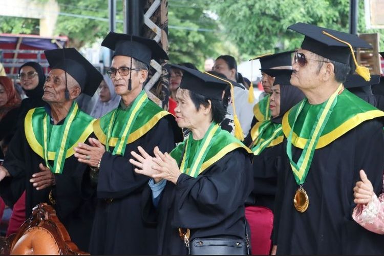 34 Lansia di Kepri Resmi Diwisuda, Ada yang Terharu Seumur Hidup Belum Pernah Duduk di Bangku Sekolah