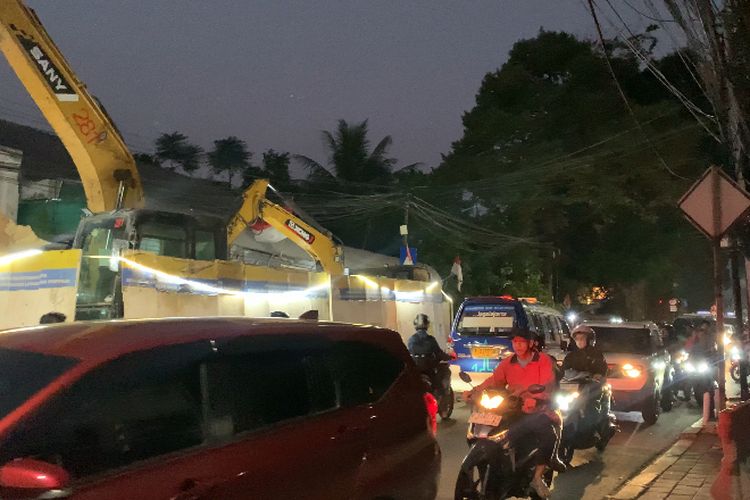Proyek Galian dengan Alat Berat Bikin Macet di Ciracas Jaktim, 
