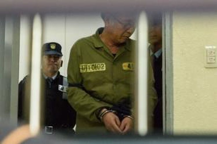 Kapten kapal feri Sewol Lee Jun-seok menghadiri sidang di pengadilan Gwangju, Korea Selatan. Pada Selasa (11/11/2014), pengadilan memutuskan Lee Jun-seok bersalah atas tragedi tenggelamnya kapal feri Sewol dan menjatuhkan hukuman penjara selama 36 tahun.