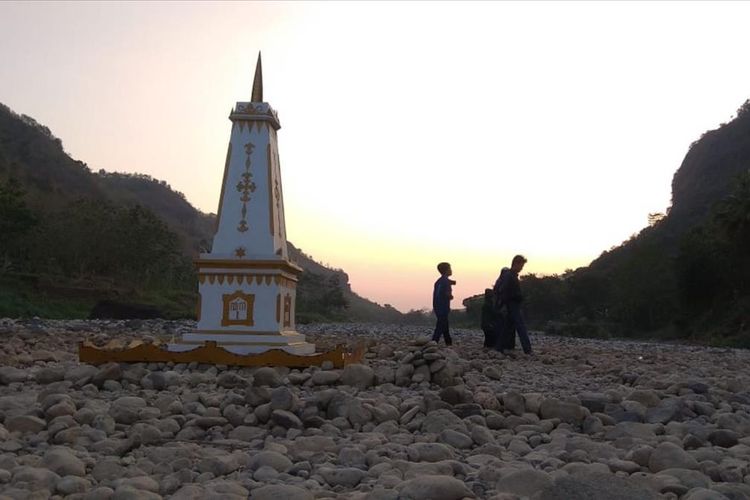 Pengunjung Bermain si Padang Batu di Sungai Oya, Imogiri, Bantul, Minggu (7/7/2019)