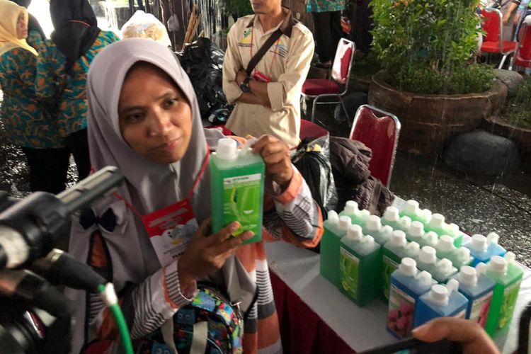 Eli Liawati yang produk sabun cuci piringnya diborong oleh Presiden Joko Widodo. Jokowi membeli sebanyak 100.000 botol atau senilai Rp 2 miliar.  Hal itu terjadi saat Jokowi meninjau pameran giat kewirausaan Progran Kelurga Harapan (PKH) di Gedung Serbaguna Mandala, Kabupaten Garut, Jawa Barat, Sabtu (19/1/2019). 