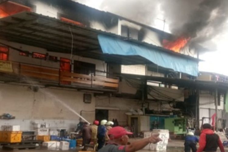 Toko bangunan di Jalan TPI, Pluit, Penjaringan, Jakarta Utara dilalap api. Sabtu (30/11/2019)