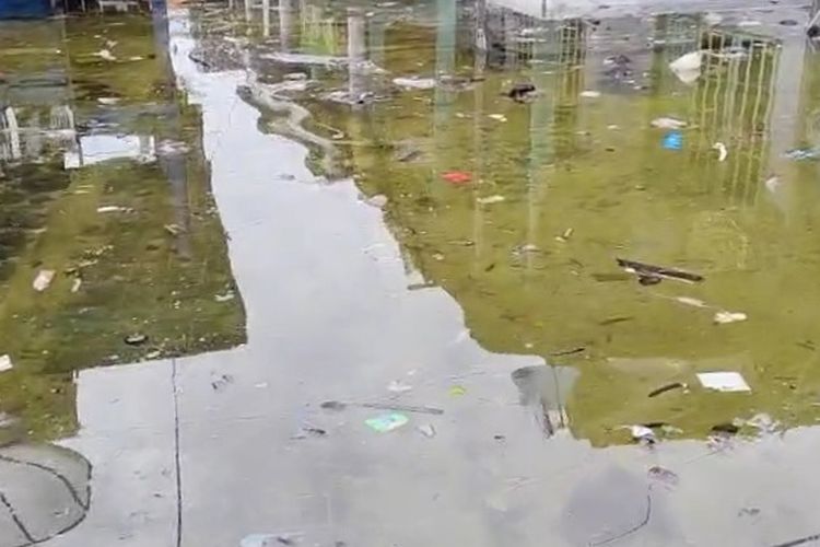 Air bercampur sampah genangi rumah warga akibat banjir rob di Desa Saobi, Sumenep. 
