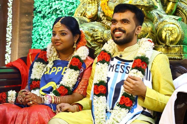Pasangan India mengenakan baju Messi dan Mbappe saat menikah dan bergegas pulang setelah pernikahan mereka selesai untuk menonton final Piala Dunia 2022 pada Minggu (18/12/2022).