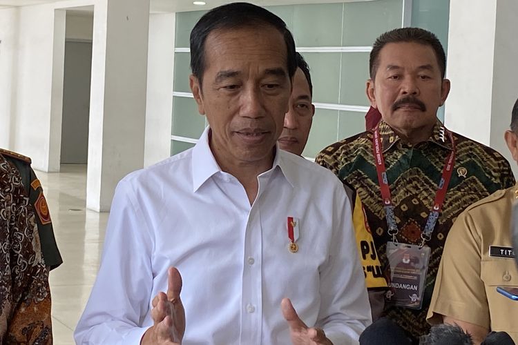 Presiden Joko Widodo alias Jokowi usai acara konsolidasi nasional KPU menjelang Pemilu 2023 di Istora Senayan, Jakarta Pusat, Sabtu (30/12/2023).