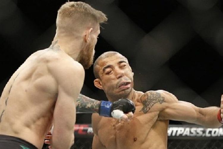 Pukulan Conor McGregor yang menjatuhkan Jose Aldo Junior