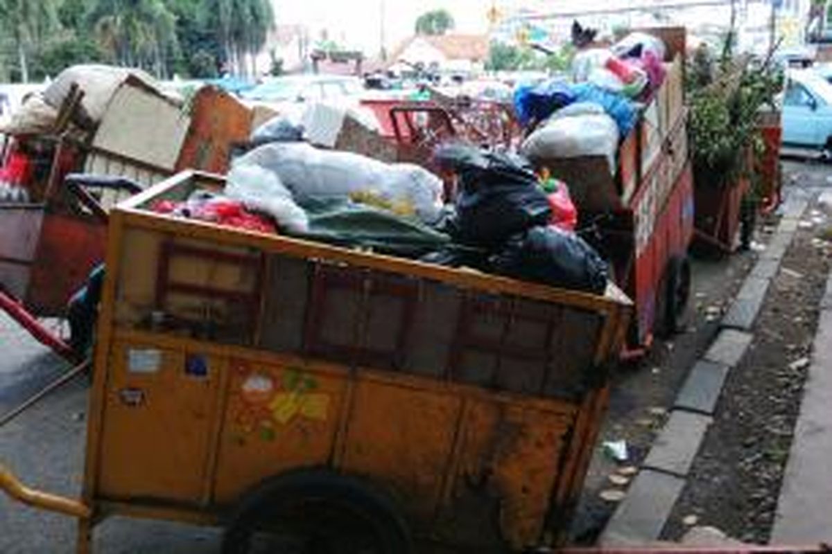Tempat kumpul gerobak sampah di tempat pembuangan sampah sementara di Jalan Matraman, Jakarta Timur. Rabu (30/12/2015)