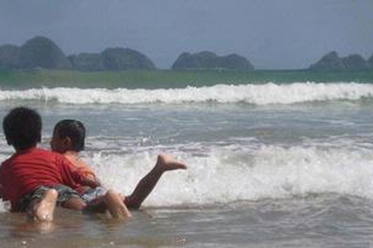 Pantai Pulau Merah yang setiap ramai hari dikunjungi wisatawan. Karena lokasinya berada di sekitar Penambangan PT. IMN, warga khawatir pantai tersebut tercemar. 