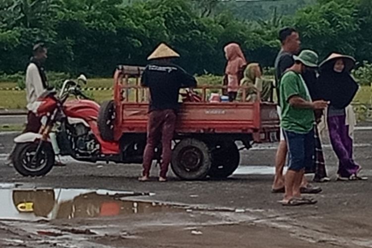 Suasana pemagaran di Dusun Ebangah, Sengkol, Lombok Tengah