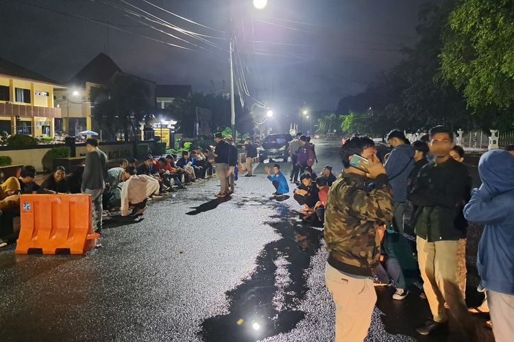 Seratusan mahasiswa dari berbagai universitas di Bengkulu mendatangi Mapolres Bengkulu menuntut polisi membebaskan tiga rekan mereka yang ditangkap saat berunjuk rasa di Gedung DPRD Provinsi Bengkulu, sore tadi, Selasa (13/9/2022).