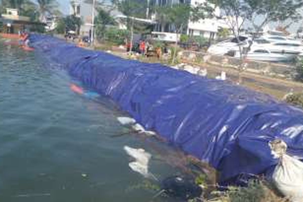 Tanggul Pantai Mutiara, Penjaringan, Jakarta Utara, yang jebol pada Jumat (3/6/2016) malam, telah selesai ditambal menggunakan kantung pasir dan timbunan tanah pada Sabtu.