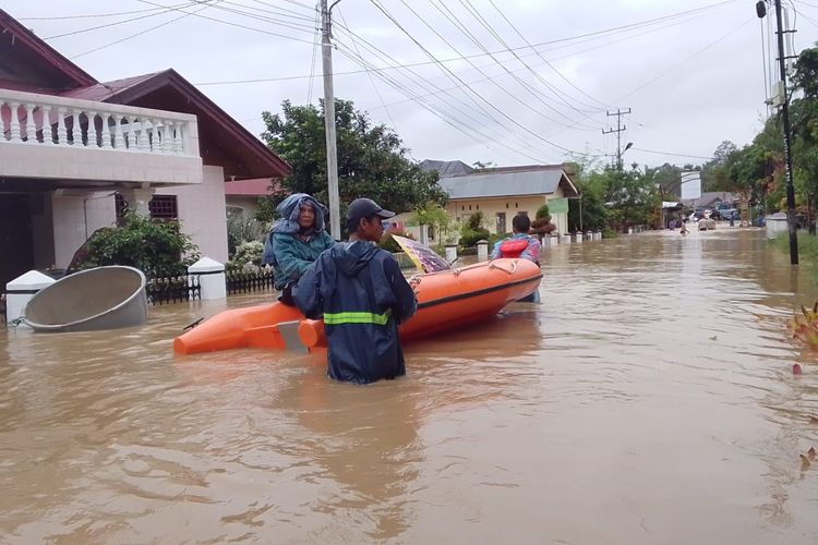 BANJIR SOLOK: Petugas BPBD Kota Solok melakukan evakuasi warga terdampak banjir, Kamis (27/11/2025). 