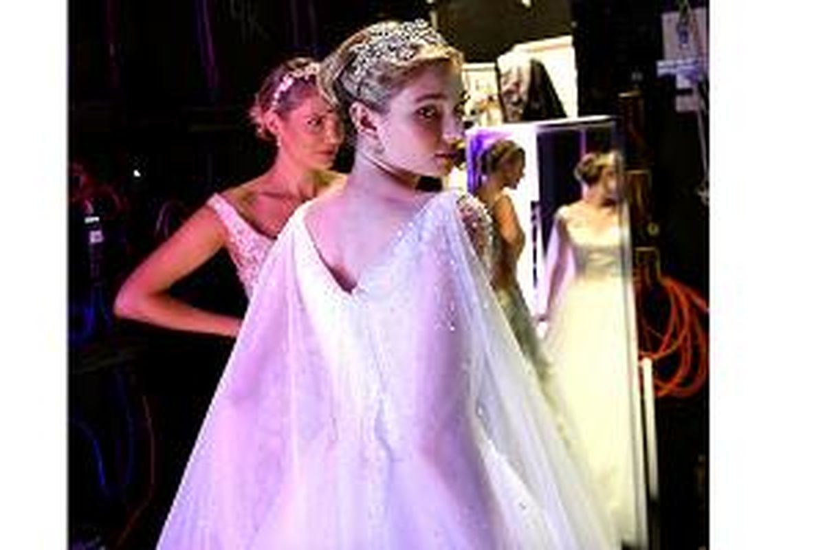 Gaun pengantin yang terinspirasi karakter Elsa di film 