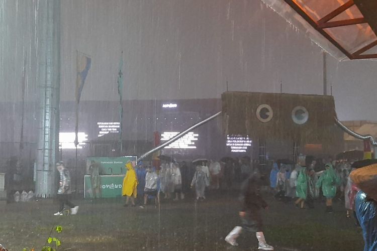 Joyland Fest 2023 hari pertama yang digelar di GBK Baseball Stadium Senayan, Jumat (24/11/2023) resmi dihentikan sementara oleh promotor Plainsong Live karena hujan deras.