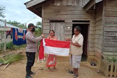 Semangat HUT Ke-75 RI, Bendera Merah Putih Dibagikan ke Warga Suku Talang Mamak Riau