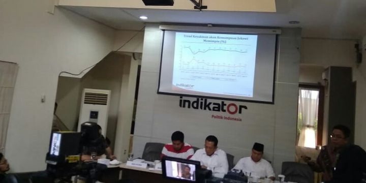 Direktur Eksekutif Indikator Politik Indonesia Burhanuddin Muhtadi.memaparkan hasil survei Indikator di Kantor Indikator, Jakarta, Rabu (26/9/2018)