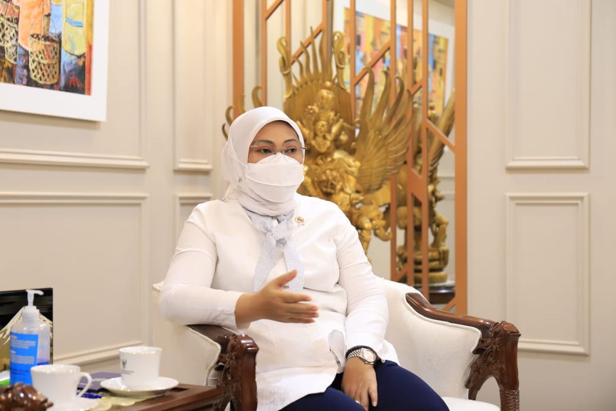 Menteri Ketenagakerjaan (Menaker) Ida Fauziyah saat menghadiri audiensi dengan Masyarakat Ekonomi Syariah (MES) di Kantor Kemnaker, Jakarta, Kamis (3/6/2021).