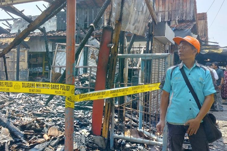 Masruhin (45) pemilik 3 kios dari 12 kios yang terbakar tak kuasa melihat tempat usahanya  di komplek Pasar Loak Jalan Pancasila Kota Tegal, Jawa Tengah, ludes terbakar, Senin (13/5/2024).