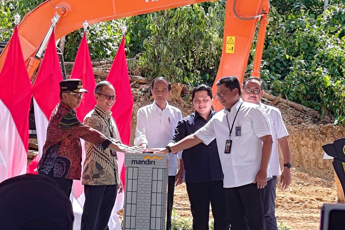Penekanan tombol yang menandai dimulainya pembangunan kantor PT Bank Mandiri (Persero) Tbk di Ibu Kota Nusantara, Kamis (29/2/2024). 