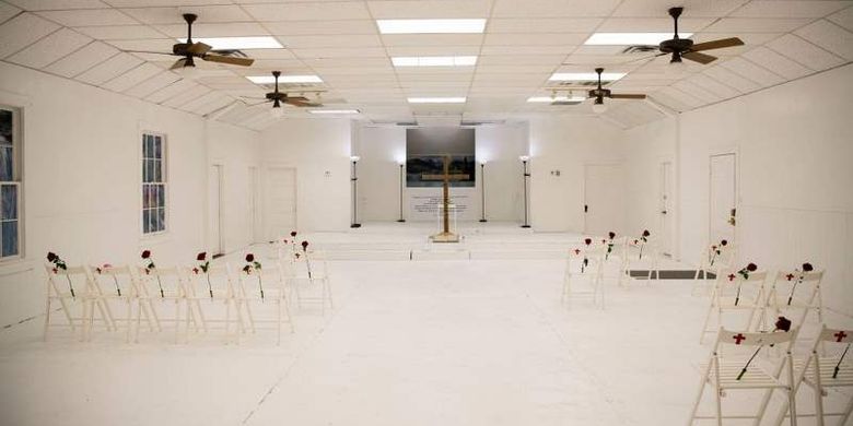 Gereja Baptis Pertama di Shuterland Springs, Texas, Amerika Serikat berubah menjadi bangunan memorial, kenang korban tewas penembakan massal. (Washington Post).