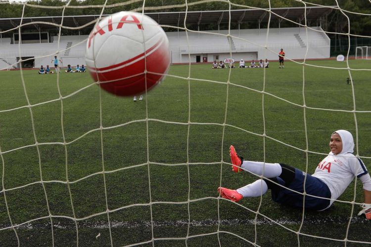 Pemain Liga 1 Putri Indonesia Persija Putri dan pemain sepak bola putri mengikuti AIA Elite Football Training Camp di Phuket, Thailand, Jumat (1/11/2019). Dalam kegiatan ini mereka dilatih oleh Global Football Development Coach Tottenham Hotspur sekaligus secara resmi meluncurkan logo AIA di jersey Persija Putri.