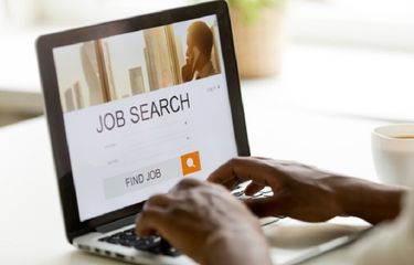 Ilustrasi mencari kerja di situs pencari kerja