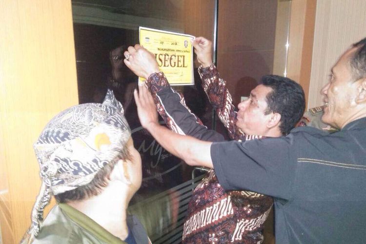 Dinas Kebudayaan dan Pariwisata (Disbudpar) bersama Satuan Polisi Pamong‎ Praja (Satpol PP) Pemerintah Kota Bandung menyegel tempat Spa di Jalan Kebon Jati, Kota Bandung, Rabu (24/5/2017) malam.  ‎