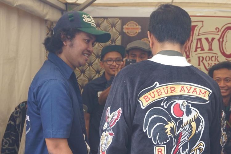 Tampak belakang jaket Bubur Ayam Racer yang dipakai Presiden Joko Widodo saat konvoi sepeda motor di Bandung, Minggu (11/11/2018).