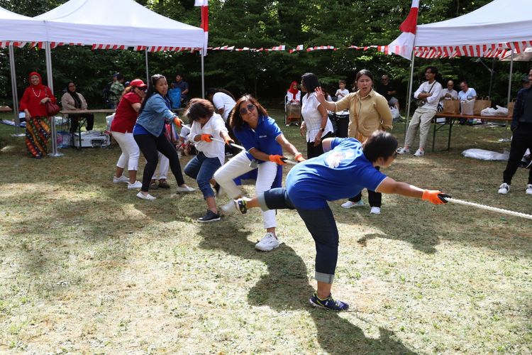 Keseruan Pesta Rakyat yang diadakan Perutusan Tetap Republik Indonesia (PTRI) di Jenewa dalam rangka memperingati HUT ke-77 RI di Jenewa, Sabtu (20/8/2022).