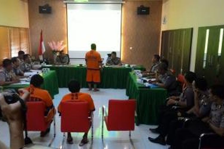 Ketiga mantan anggota Polsek Pasirian, Lumajang yang diduga terlibat dalam penambangan pasir ilegal digelar secara terbuka di Mapolda, Jawa Timur, Senin (12/10/2015).