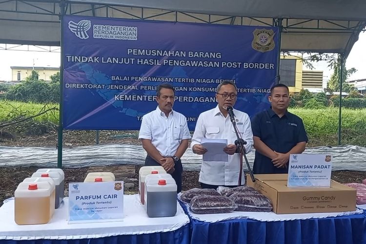 Menteri Perdagangan (Mendag) Zulkifli Hasan memusnahkan barang hasil temuan impor yang tidak memeliki dokumen lengkap di Kawasan Industri Keroncong, Kota Tangerang, Jumat (9/6/2023).