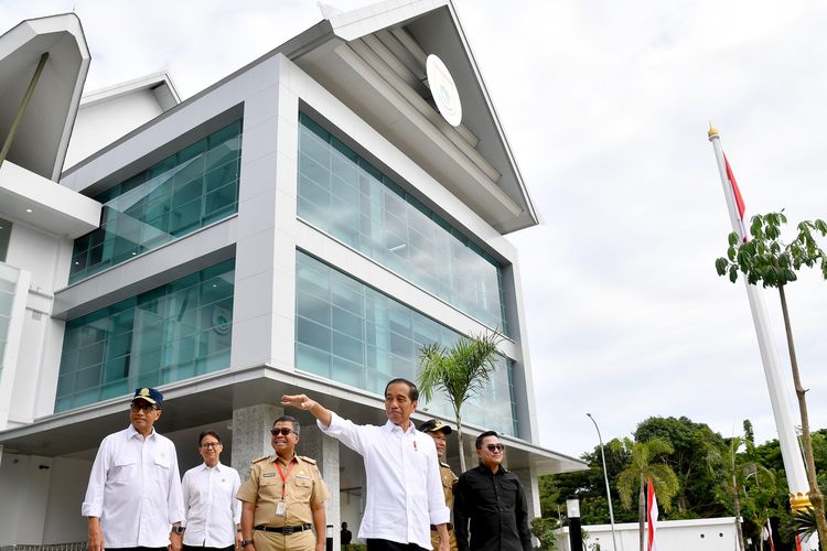Presiden Joko Widodo meninjau Kantor Gubernur Sulawesi Barat yang sempat hancur saat terjadi gempa pada tahun 2021 lalu, dalam kunjungan kerjanya di Provinsi Sulawesi Barat pada Selasa (23/4/2024).