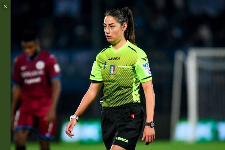 Wasit wanita asal Italia, Maria Sole Ferrieri Caputi. Ia akan menjadi wasit wanita pertama dalam sejarah sepak bola Italia yang memimpin pertandingan Serie A. Maria akan menjadi pengadil laga Sassuolo vs Salernitana pada pekan ke-8 Serie A, Minggu (2/10/2022). (Sumber foto: Tangkapan layar Twitter Italian Football TV/@IFTVofficial)