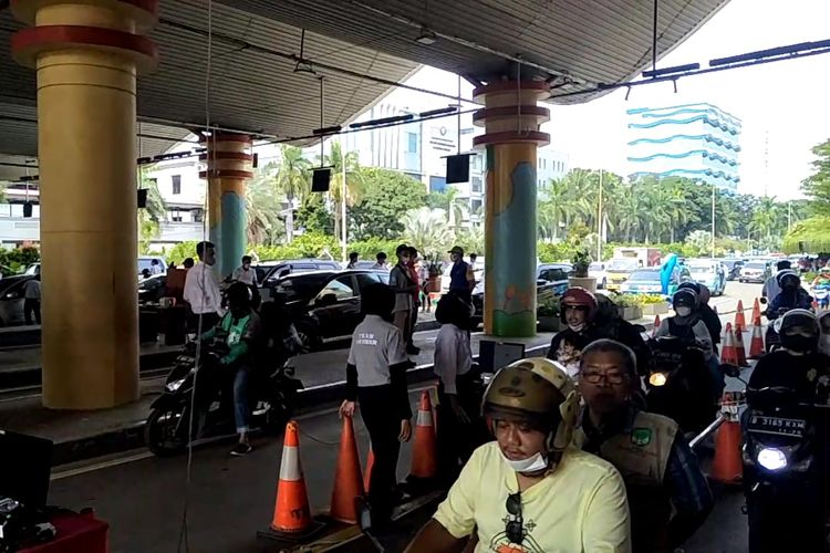 Antrean kendaraan para pengunjung di pintu gerbang timur Taman Impian Jaya Ancol, pada Rabu (4/5/2022).