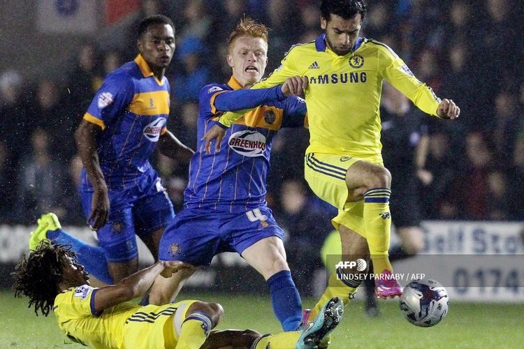 Pemain sayap Chelsea, Mohamed Salah, berduel dengan gelandang Srewsbury, Ryan Woods, pada laga babak keempat Piala Liga Inggris di Greenhous Meadow, Shrewsbury, pada 28 Oktober 2014.