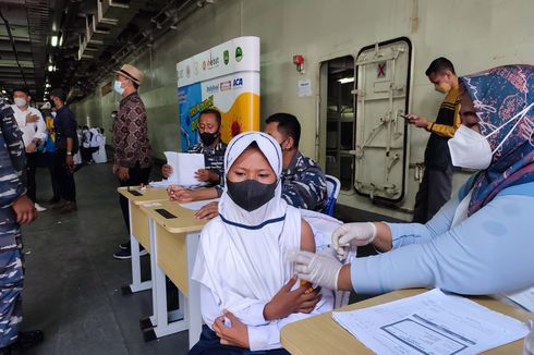 TNI AL Suntik Vaksinasi Pelajar di Atas Kapal Perang