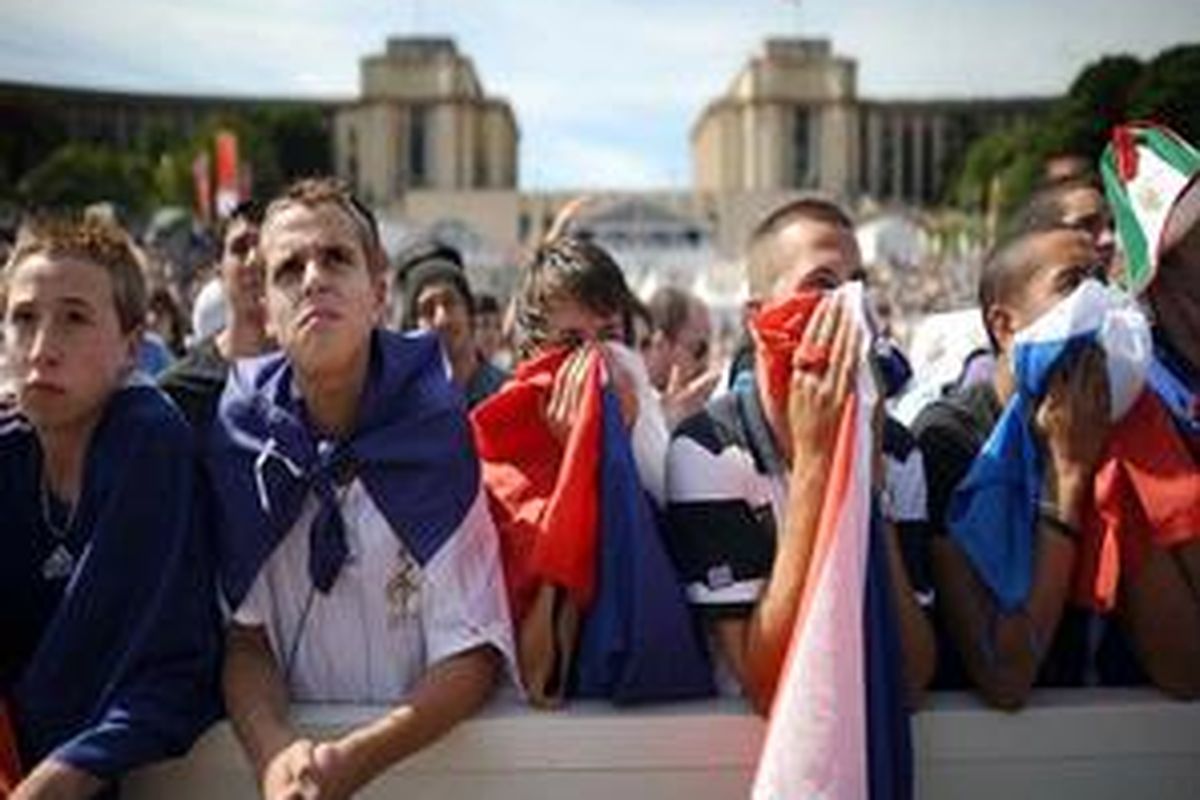 Para pendukung Perancis, yang menyaksikan kekalahan timnya dari Paris.
