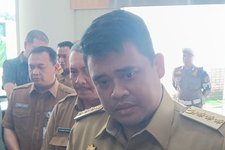 Gubernur Sumatera Utara, Bobby Nasution saat diwawancarai wartawan di Kantor Gubernur Sumut, Senin (30/6/2025).