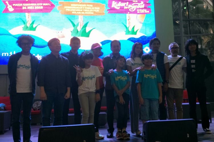 Dua finalis Lomba Cipta Lagu Anak 2018 bersama Riri Riza, Mira Lesmana, Triawan Munaf dan para pemain film Kulari Ke Pantai saat jumpa pers peluncuran trailer film Kulari ke Pantai, di Gandaria City, Kebayoran, Jakarta Selatan, Kamis (24/5/2018).  