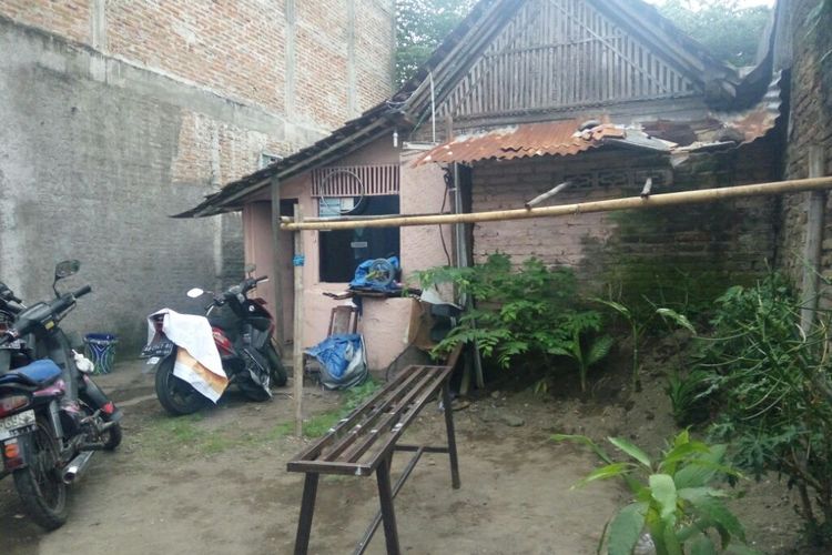Rumah kontrakan yang ditinggali AM dan keluarganya di Kelurahan Prawirodirjan, Kecamatan Gondomanan, Kota Yogyakarta. Rumah kontrakan ini sempat digeledah oleh sejumlah polisi berpakaian preman, mengenakan rompi anti peluru dan sebo penutup wajah