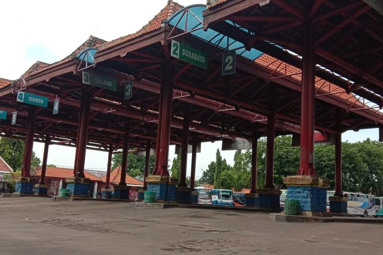 Kondisi terminal Bayuangga makin sepi sejak  pemerintah melarang mudik dan pemberlakuan PSBB di Surabaya. 