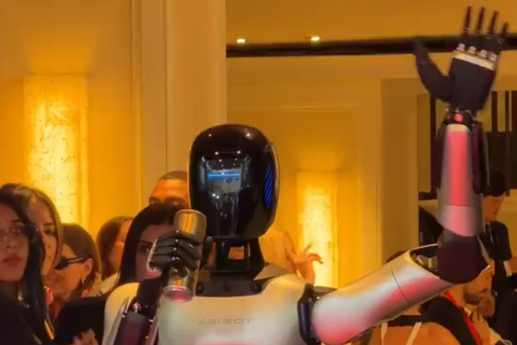 Robot humanoid Agibot A2 di rangkaian acara Met Gala 2026 di The Mark Hotel, New York, AS.