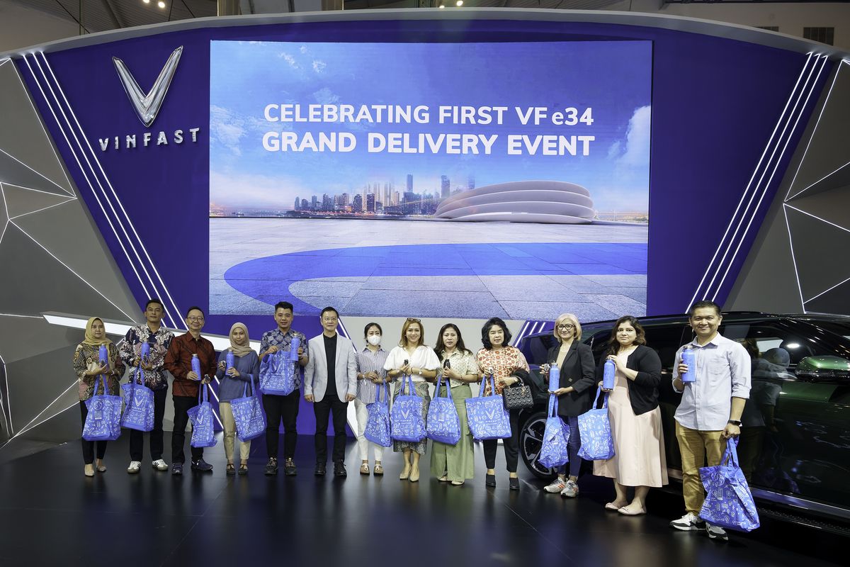 Temmy Wiradjaja, CEO VinFast Indonesia, bersama dengan pembeli-pembeli pertama VF e34 di Indonesia di GIIAS 2024 