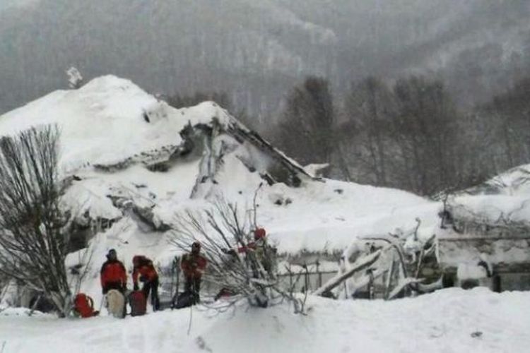 Regu penolong ambil bagian dalam operasi penyelamatan korban yang tertimbun longsoran salju yang menimpa Hotel Rigopiano di Farindola, Italia, 19 Januari 2017
