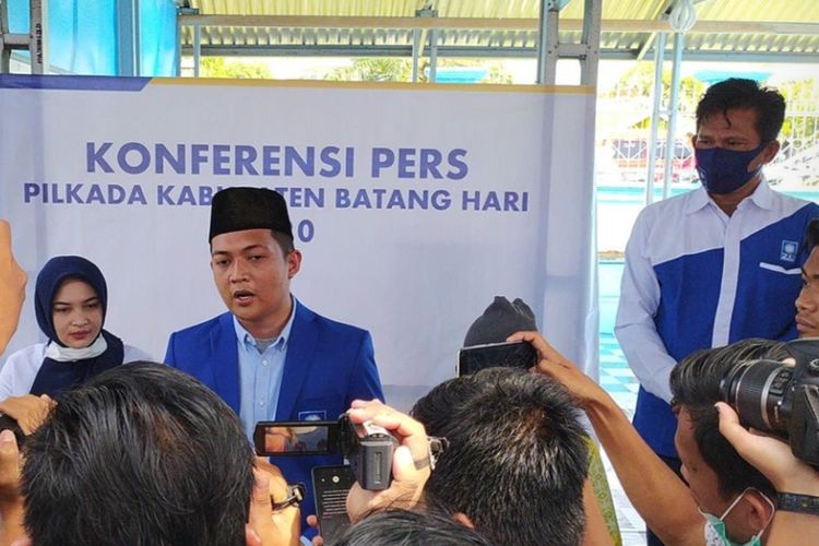 Hafiz Fattah saat memberikan keterangan pers terkait saudara kandungnya, Firdaus yang maju sebagai bakal calon bupati Batanghari 