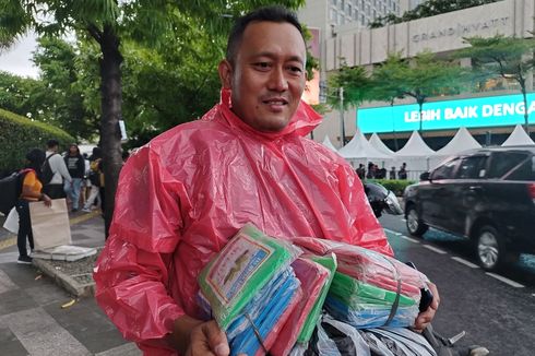 Jualan Jas Hujan, Basir Ingin Bantu Orang yang Tak Bawa Payung di Bundaran HI