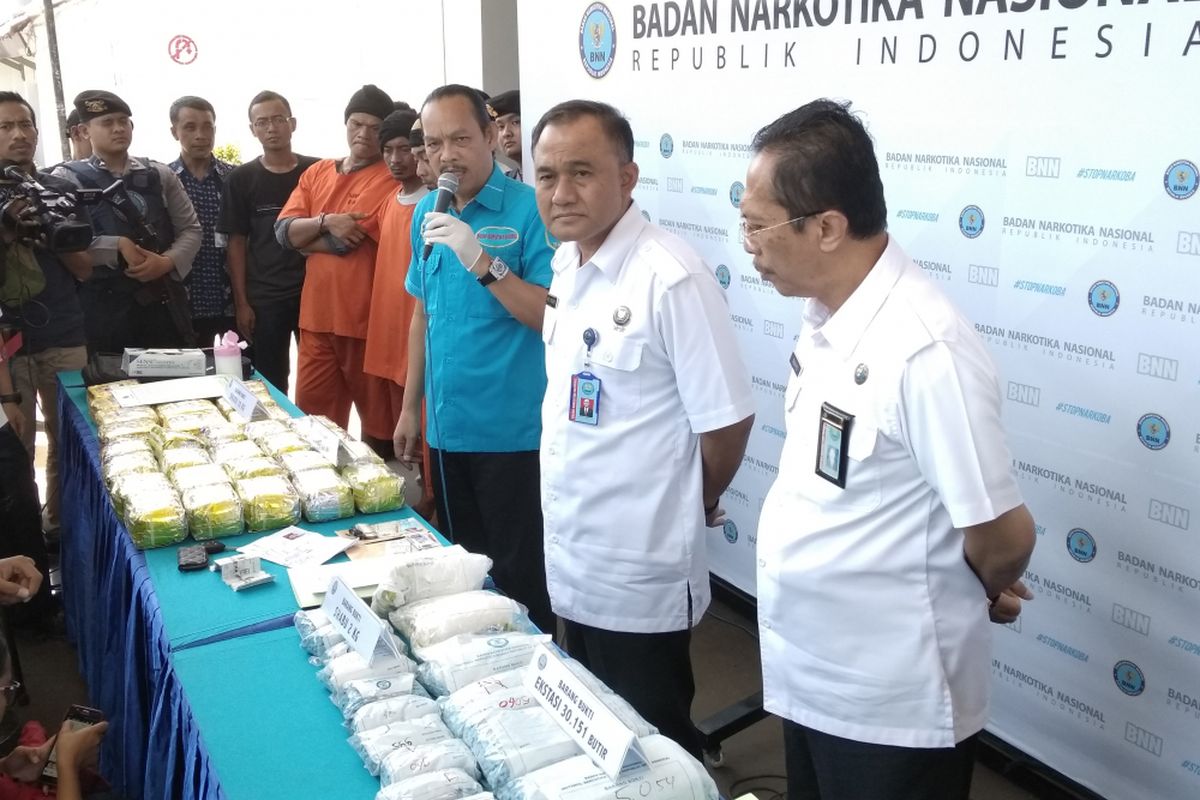 BNN sita 32 kg Sabu dan 30 ribu butir ekstasi asal Malaysia. BNN mengungkapkan hal itu Kamis (29/3/2018)